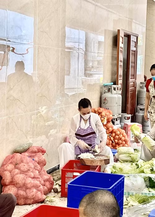 Trước khi mắc COVID-19, Phi Nhung tích cực đi hỗ trợ các bữa ăn từ thiện tại TP HCM.