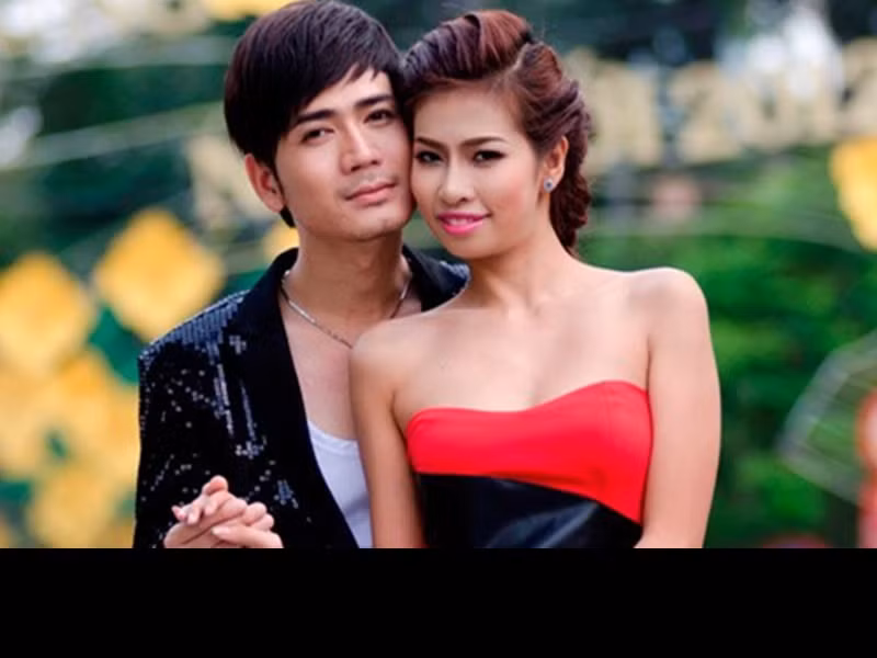 Quách Thành Danh kết hôn với hot girl Bảo Ngọc năm 2012. Bà xã của anh chia sẻ, cô là fan của chồng. Hơn 10 năm trước, cô mời Quách Thành Danh đóng MV cùng mình. Đến khi có con thứ 4, vợ chồng nam ca sĩ mới công khai hôn nhân. Ảnh: Phụ nữ Việt Nam