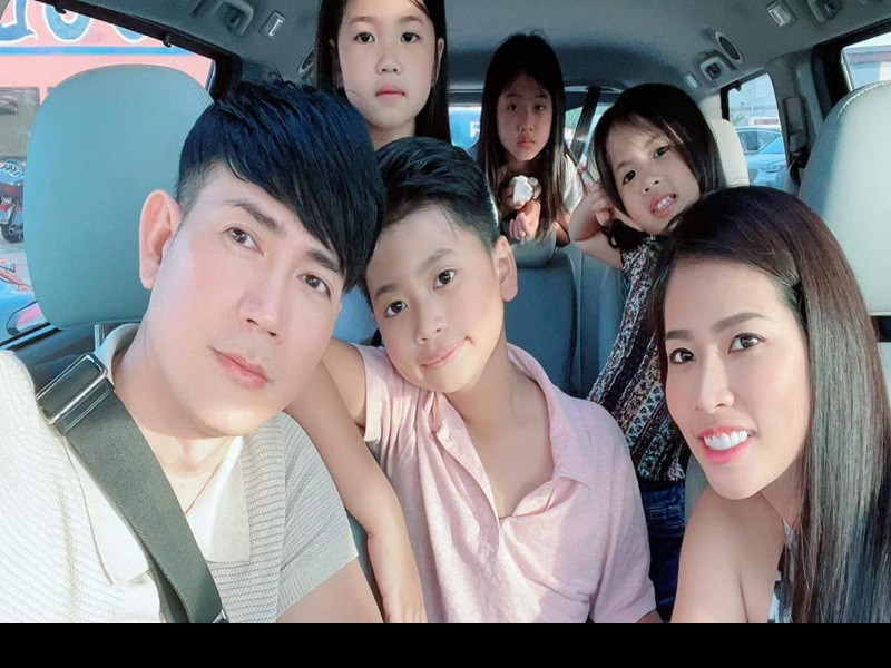 Nam ca sĩ dành toàn thời gian chăm vợ, thăm con nằm viện và đưa đón các con lớn đi học.