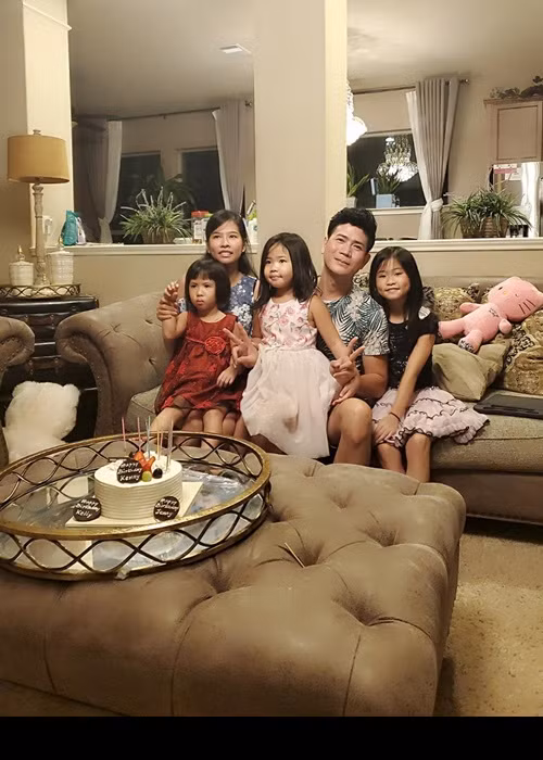 Gia đình nam ca sĩ "Tôi là tôi" sống trong biệt thự có diện tích 1.000 m2, được mua với giá hơn 11 tỷ đồng.