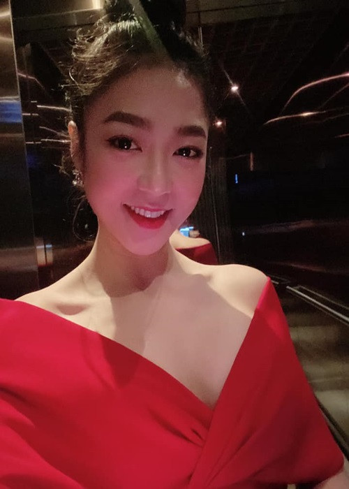 Ngoài đời, Hà Thanh Xuân lựa chọn phong cách trẻ trung, gợi cảm.