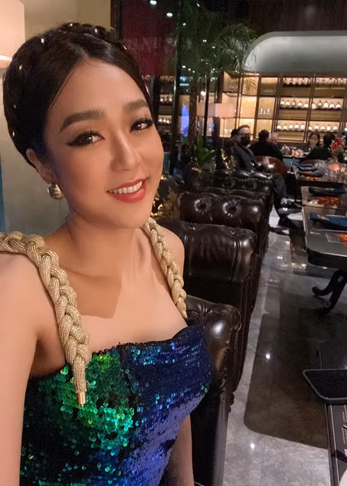 Nữ ca sĩ sinh năm 1988 sở hữu nhan sắc khả ái với gương mặt xinh đẹp, vóc dáng gợi cảm.