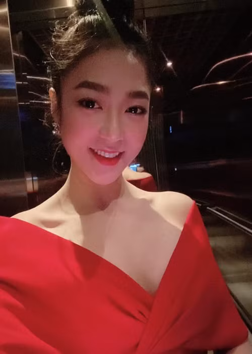 Ngoài đời, Hà Thanh Xuân lựa chọn phong cách trẻ trung, gợi cảm.