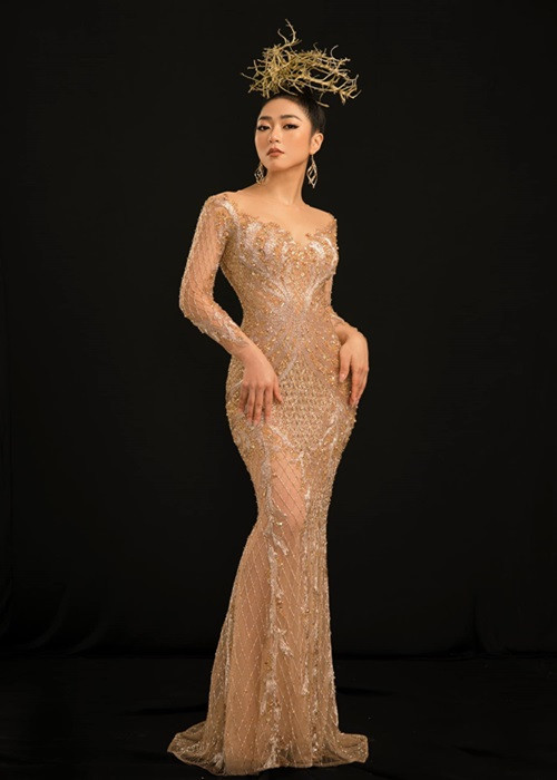 Hà Thanh Xuân là ca sĩ theo đuổi dòng nhạc Bolero. Cô từng đoạt giải tư cuộc thi Tiếng hát Truyền hình TP.HCM 2005. Ngoài ra ca hát, Hà Thanh Xuân còn đóng phim “Anh em nhà bác sĩ", “Mẹ và con trai".