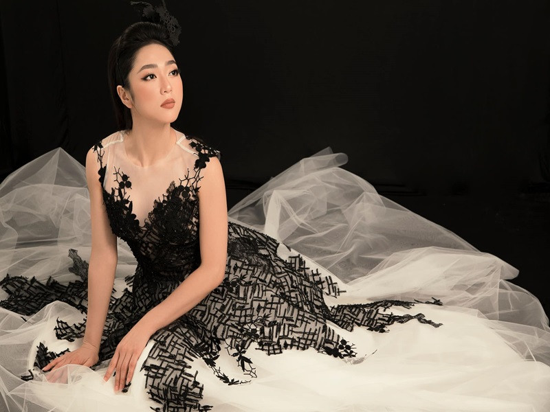 Nữ ca sĩ sinh năm 1988 khoe vẻ dịu dàng trong một bộ ảnh.