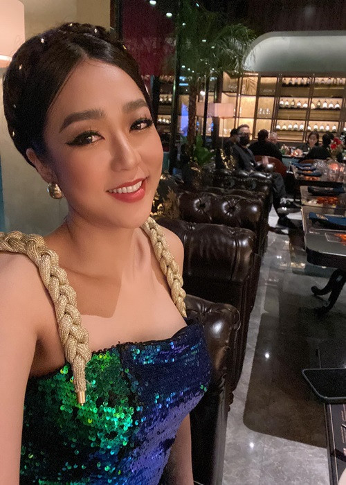 Nữ ca sĩ sinh năm 1988 sở hữu nhan sắc khả ái với gương mặt xinh đẹp, vóc dáng gợi cảm.