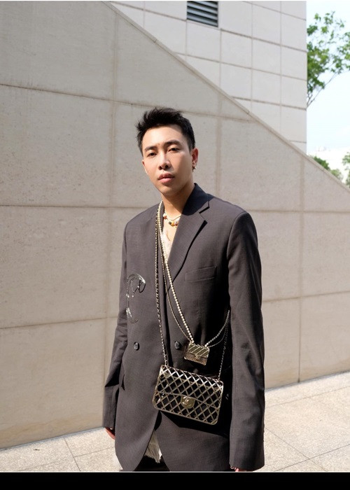 Theo Zing, Hoàng Ku sinh năm 1988, từng mơ ước trở thành nhà thiết kế thời trang. Đến năm cấp 3, anh quyết định tự đi làm thêm ở các cửa hàng quần áo. Năm 18 tuổi, Hoàng Ku mở cửa hàng quần áo. Ngày đó, nhiều người đến mua đồ và mời anh về hợp tác với vai trò stylist cho mẫu chụp hình trên báo.