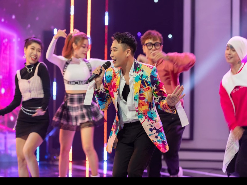 Ngoài làm stylist, Hoàng Ku còn tham gia một số gameshow trong đó có thi ca hát.