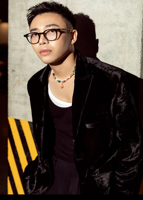 Trong vài năm trở lại đây, Hoàng Ku dành toàn bộ thời gian và tâm trí cho công việc làm stylist cho các sao nổi tiếng và khách hàng.