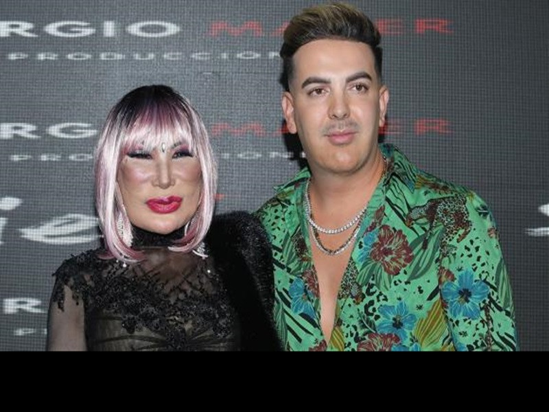 Trên trang cá nhân, Lyn May công khai không ít hình ảnh tình tứ bên "phi công" kém 39 tuổi. Ảnh: Công lý và xã hội