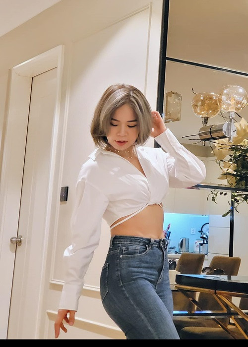 Bà xã của Mạnh Trường chưa bao giờ áp lực chuyện giữ chồng bởi quan niệm tình cảm vợ chồng phải đến từ hai phía và cả hai đều phải có trách nhiệm giữ nhau.