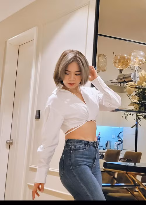 Bà xã của Mạnh Trường chưa bao giờ áp lực chuyện giữ chồng bởi quan niệm tình cảm vợ chồng phải đến từ hai phía và cả hai đều phải có trách nhiệm giữ nhau.