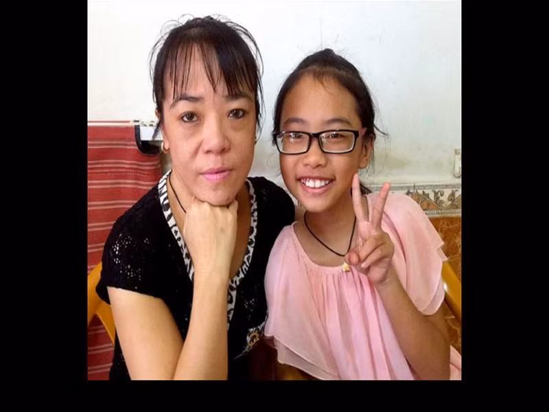 Năm 18 tuổi, Quế Như mắc bệnh tiểu đường, không thể đi hát. Năm 31 tuổi, do biến chứng của bệnh tiểu đường, đôi mắt của cô Út mờ dần và không còn thấy gì nữa. Ảnh: Dân Việt