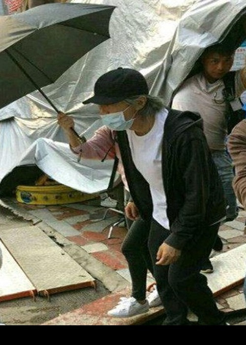 Châu Trinh Trì được biết đến là người tham công tiếc việc. Một biên kịch cũng là cộng sự của Châu Tinh Trì cho biết, nam diễn viên có lúc viết kịch bản từ sáng sớm đến tối muộn, chỉ có vài tiếng ngủ. Vì vậy, nhiều cư dân mạng cho rằng việc Châu Tinh Trì già hơn so với tuổi thật là do dành nhiều tâm huyết làm việc. Ảnh: Dân Việt