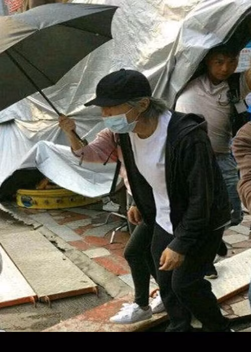 Châu Trinh Trì được biết đến là người tham công tiếc việc. Một biên kịch cũng là cộng sự của Châu Tinh Trì cho biết, nam diễn viên có lúc viết kịch bản từ sáng sớm đến tối muộn, chỉ có vài tiếng ngủ. Vì vậy, nhiều cư dân mạng cho rằng việc Châu Tinh Trì già hơn so với tuổi thật là do dành nhiều tâm huyết làm việc. Ảnh: Dân Việt