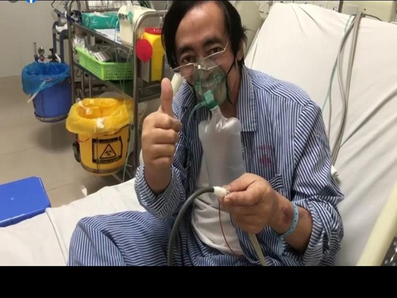 Thi thoảng, Giang Còi cập nhật hình ảnh điều trị bệnh, trò chuyện với bạn bè, đồng nghiệp và khán giả.