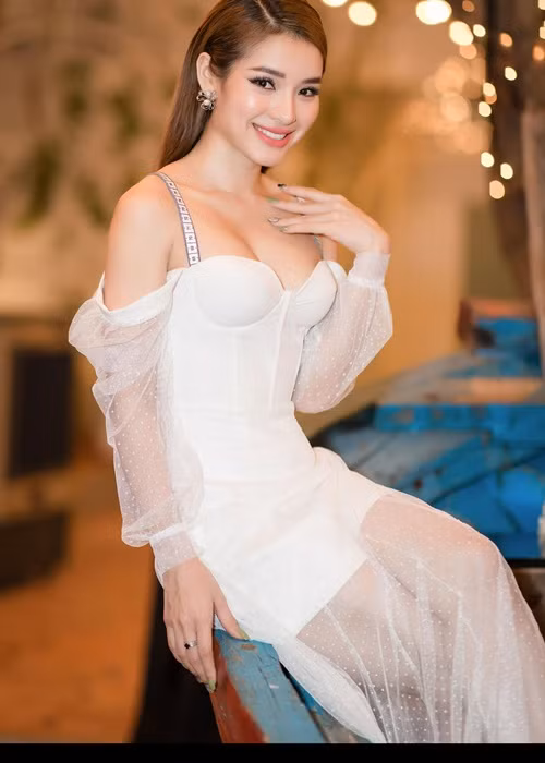 Giống Lại Thanh Hương, Phương Trinh Jolie cũng đánh mất hạnh phúc khi ngoại tình. Chân dài chia sẻ, cô từng có một mối tình gần đi đến hôn nhân nhưng rút cuộc không tới đâu vì trong 5 năm quen, cô bắt cá hai tay, làm bạn trai đau khổ.