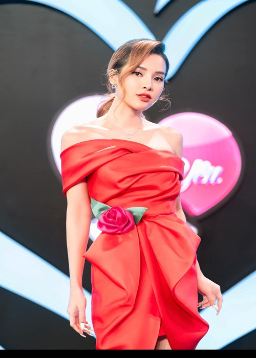 Phương Trinh Jolie không khỏi tiếc nuối vì phản bội người yêu: “Đôi khi nghĩ lại, cũng thấy tiếc chứ vì đó là người đàn ông hoàn hảo. Anh ấy giàu có, đẹp trai, học thức, yêu tôi say đắm, sẵn sàng chăm lo cho cuộc sống của tôi”. Hiện tai, cô hẹn hò diễn viên Lý Bình.