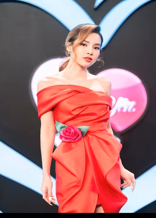 Phương Trinh Jolie không khỏi tiếc nuối vì phản bội người yêu: “Đôi khi nghĩ lại, cũng thấy tiếc chứ vì đó là người đàn ông hoàn hảo. Anh ấy giàu có, đẹp trai, học thức, yêu tôi say đắm, sẵn sàng chăm lo cho cuộc sống của tôi”. Hiện tai, cô hẹn hò diễn viên Lý Bình.