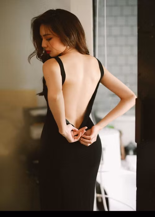 Thùy Tiên quyến rũ với váy hở lưng.