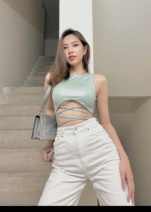 Chân dài sinh năm 1998 diện áo hở chân ngực đốt mắt người đối diện.