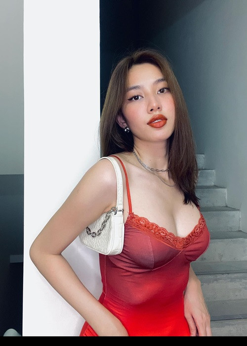 Thùy Tiên đang xây dựng hình ảnh gợi cảm. Cô trang điểm đậm chuẩn nữ hoàng sắc đẹp, diện trang phục táo bạo.