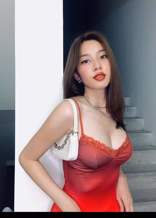 Thùy Tiên đang xây dựng hình ảnh gợi cảm. Cô trang điểm đậm chuẩn nữ hoàng sắc đẹp, diện trang phục táo bạo.