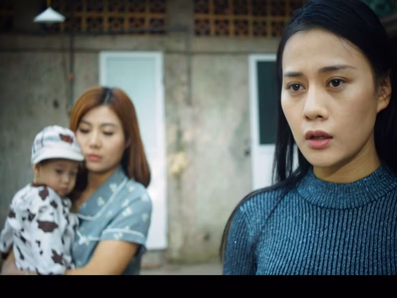 Vai Quỳnh giúp Phương Oanh được khán giả ghi nhận khả năng diễn xuất nhưng cũng khiến cô phải đối mặt với thị phi. Trong cuộc phỏng vấn với Tiền Phong, Phương Oanh cho biết, ban đầu cô không để ý việc bị bôi nhọ rằng nhận vai vì ham hở hang, táo bạo mà chỉ dồn sức lực cho vai diễn. Thế nhưng về sau tin đồn lan rộng, cô lên tiếng để không tiếp tay cho những kẻ ác ý bóp méo sự thật, bóp méo tinh thần bộ phim. Ảnh: Lao động