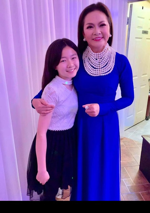 Đông Nghi sinh ra và lớn lên ở Mỹ. Sau khi bố mẹ chia tay, em sống với mẹ, cậu và bà ngoại. Cuối tuần, em lại về với ba.