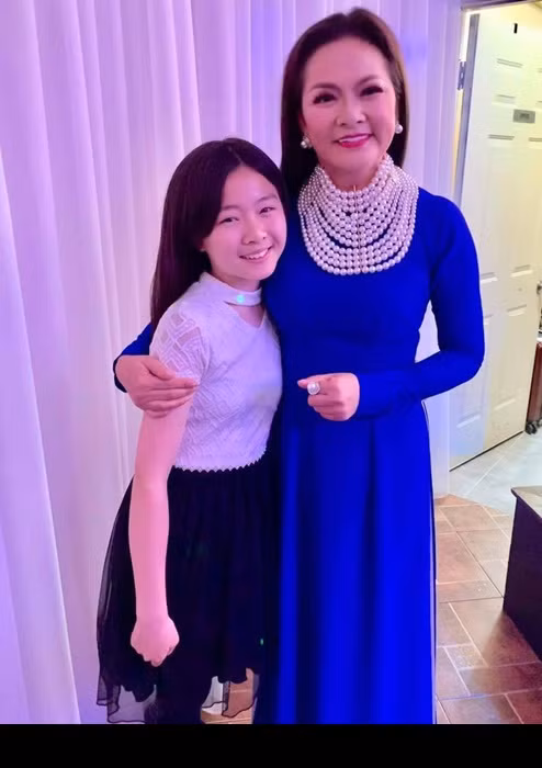 Đông Nghi sinh ra và lớn lên ở Mỹ. Sau khi bố mẹ chia tay, em sống với mẹ, cậu và bà ngoại. Cuối tuần, em lại về với ba.