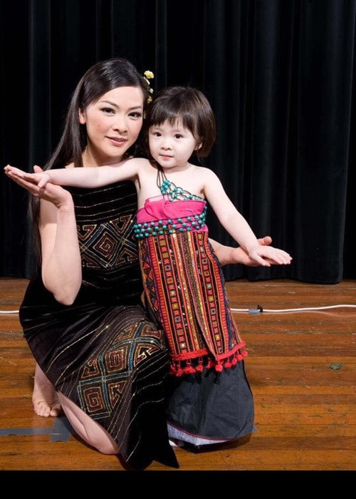 Như Quỳnh cùng chồng cũ chăm sóc, dạy dỗ và theo dõi từng bước chân của con gái. Đối với nữ ca sĩ, Đông Nghi là động lực cũng là món quà mà cuộc sống ban tặng cho cô.