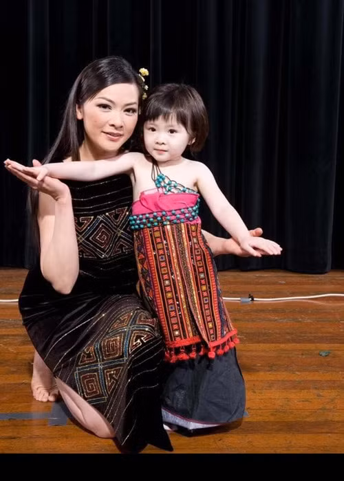 Như Quỳnh cùng chồng cũ chăm sóc, dạy dỗ và theo dõi từng bước chân của con gái. Đối với nữ ca sĩ, Đông Nghi là động lực cũng là món quà mà cuộc sống ban tặng cho cô.