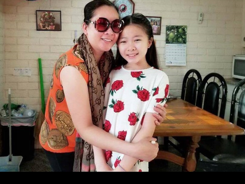 Đến khi bà ngoại qua đời, Đông Nghi sống với ba do Như Quỳnh thường xuyên vắng nhà vì công việc.