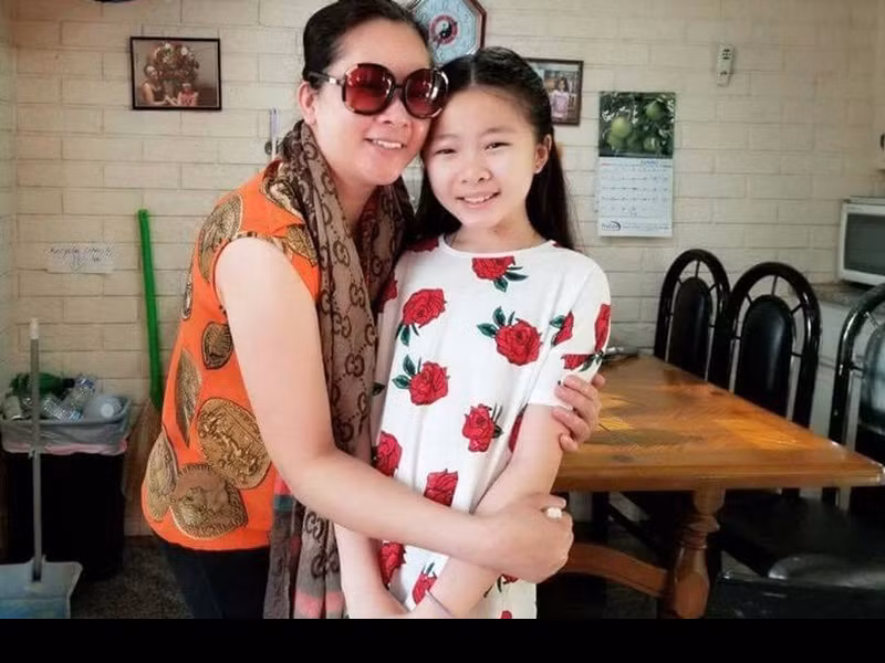 Đến khi bà ngoại qua đời, Đông Nghi sống với ba do Như Quỳnh thường xuyên vắng nhà vì công việc.