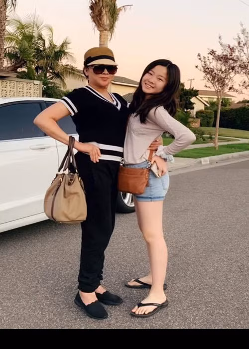 Đông Nghi cao gần bằng mẹ dù mới 14 tuổi.