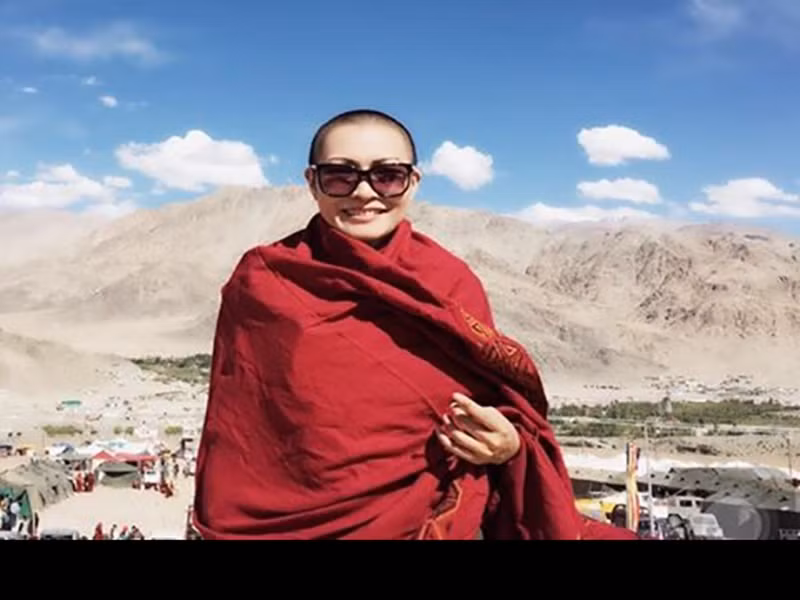 Trước Lê Ngọc Trinh, không ít sao Việt cũng cạo đầu. Phương Thanh là một trong số đó. Năm 2016, nữ ca sĩ xuống tóc tại Ấn Độ trong khóa tu kéo dài 2 tuần. Theo Phương Thanh, việc này nằm trong kế hoạch. Những năm trước cô tham gia nhưng không xuống tóc.