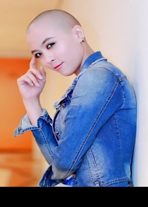 Nữ ca sĩ, diễn viên Mỹ Linh ( nickname Hoa Di Linh) lại cạo trọc đầu do mái tóc dài cũ của cô bị hỏng, xơ quá mức sau nhiều lần đi diễn, không có điều kiện chăm sóc.