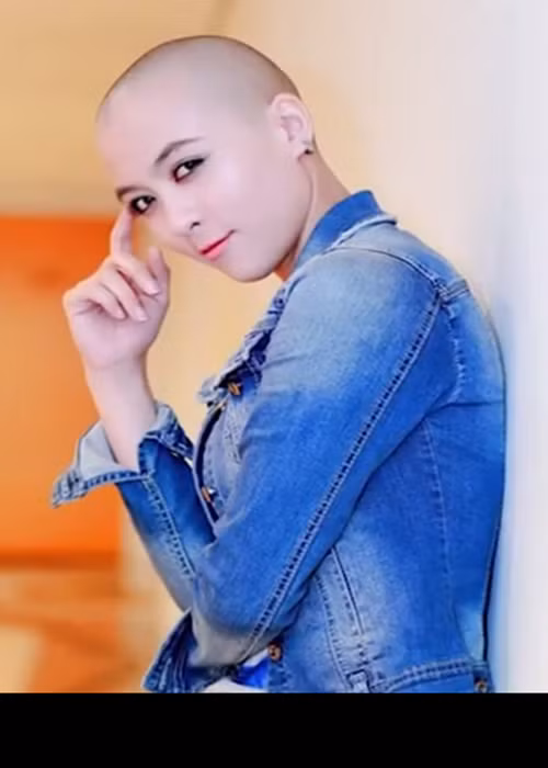 Nữ ca sĩ, diễn viên Mỹ Linh ( nickname Hoa Di Linh) lại cạo trọc đầu do mái tóc dài cũ của cô bị hỏng, xơ quá mức sau nhiều lần đi diễn, không có điều kiện chăm sóc.