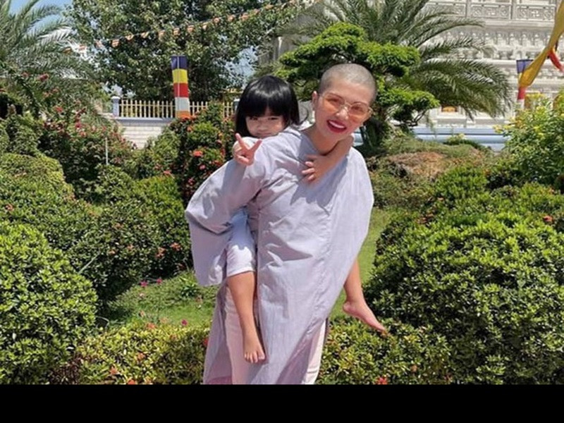 Nhiều sao Việt lại xuống tóc để đóng phim. Tháng 2/2021, Hoa hậu Oanh Yến cạo trọc đầu để đóng phim “Đi về phía mặt trời” của đạo diễn Nguyễn Tấn Trực. Oanh Yến chia sẻ trên Vietnamnet, ngoài xuống tóc, cô còn thay đổi bản thân, hạn chế ăn động vật, chủ yếu ăn rau củ để nhập tâm cho vai diễn.