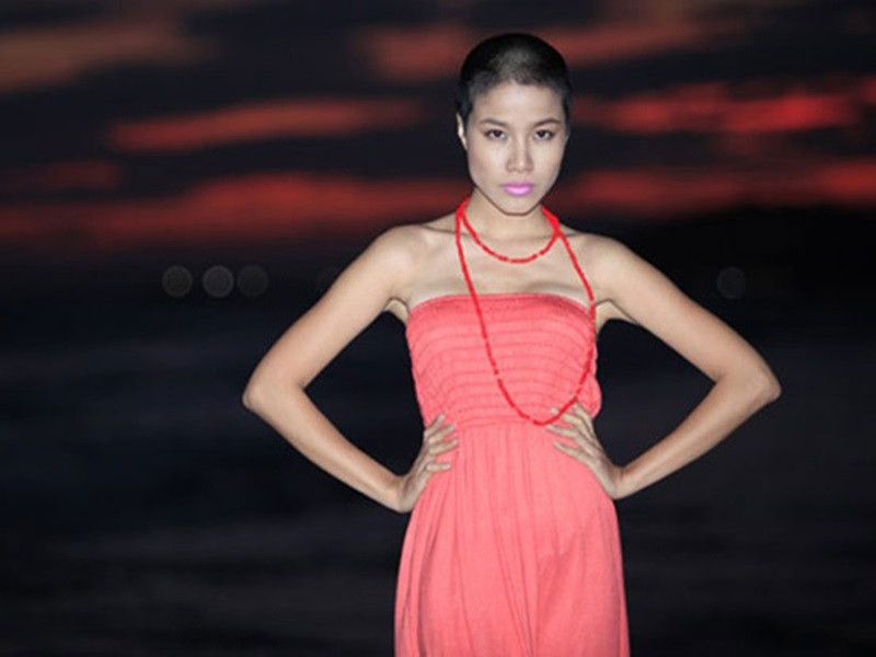 Trước Hoa hậu Oanh Yến, người mẫu Bảo Trúc cạo trọc đầu để vào vai nổi loạn trong phim "Người mẫu". Quyết định xuống tóc của Bảo Trúc không được mẹ đồng tình. Tuy nhiên, nữ người mẫu vẫn thuyết phục được mẹ nhờ tình yêu với nghệ thuật. Ảnh: Đất Việt