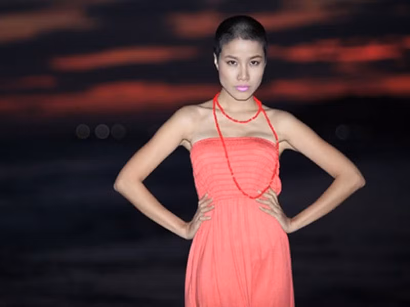 Trước Hoa hậu Oanh Yến, người mẫu Bảo Trúc cạo trọc đầu để vào vai nổi loạn trong phim "Người mẫu". Quyết định xuống tóc của Bảo Trúc không được mẹ đồng tình. Tuy nhiên, nữ người mẫu vẫn thuyết phục được mẹ nhờ tình yêu với nghệ thuật. Ảnh: Đất Việt