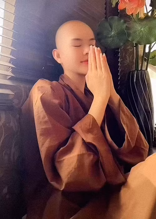 Người mẫu Lê Ngọc Trinh xuống tóc và tu tập tại gia. Chân dài gốc Cần Thơ cho biết, cô bị trầm cảm sau những biến cố trong cuộc sống lẫn công việc. Khi quyết định xuống tóc, Ngọc Trinh muốn thử phá bỏ hình tướng hiện tại của mình - thứ mà cả đời cô luôn nâng niu chấp ngã.