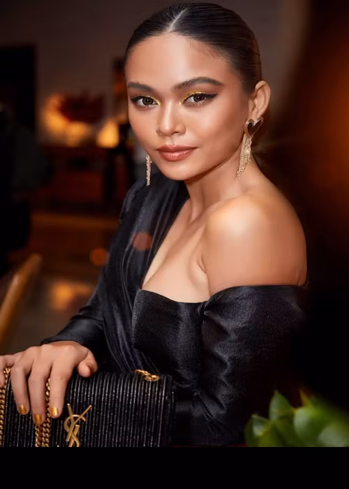 Khi được yêu cầu xin lỗi sau hành động gác chân, Mâu Thủy đáp trả: "Có lỗi gì đâu mà phải xin qua xin lại. Người nào dễ dàng nói xin lỗi là người rất hay làm ra lỗi. Và xin đính chính mình chưa từng xin lỗi mấy vụ việc thời gian gần đây nhé. Vì sao ư? Not my bad (Không phải lỗi của mình)".