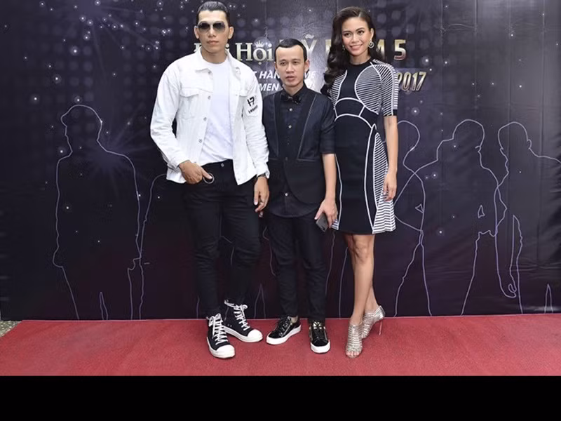 Năm 2019, Á hậu Mâu Thủy tố mất suất thi Hoa hậu Trái đất 2018 vì không chịu chi 5 tỷ. Là người nắm bản quyền Hoa hậu Trái đất tại Việt Nam, Phúc Nguyễn (ở giữa trong ảnh) đáp trả Mâu Thủy. Anh tố người đẹp thiếu trung thực, đố kỵ và kém thông minh.