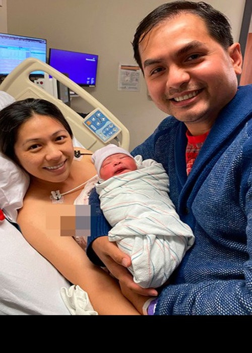 12 tuần đầu, bà xã của Đức Tiến phải vừa uống thuốc vừa tiêm vào bụng của mình một ngày mấy lần để cân bằng lượng hoóc-môn. Khi vợ sinh mổ, Đức Tiến không ngủ suốt 4 ngày để túc trực. Lúc gặp con lần đầu, nam diễn viên đã bật khóc. Ảnh: Zing