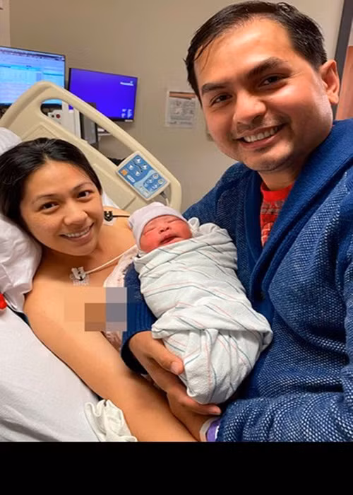 12 tuần đầu, bà xã của Đức Tiến phải vừa uống thuốc vừa tiêm vào bụng của mình một ngày mấy lần để cân bằng lượng hoóc-môn. Khi vợ sinh mổ, Đức Tiến không ngủ suốt 4 ngày để túc trực. Lúc gặp con lần đầu, nam diễn viên đã bật khóc. Ảnh: Zing