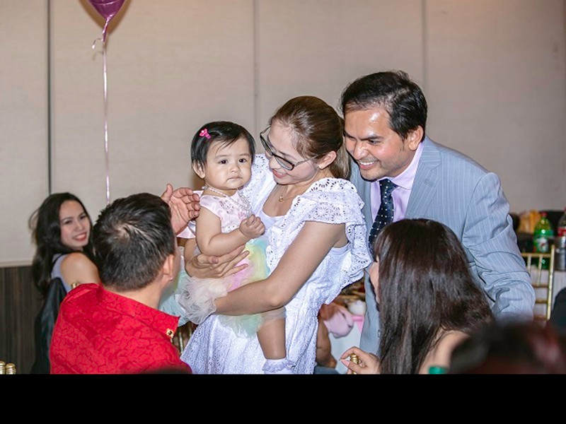 Sau tiệc sinh nhật mừng 1 tuổi của bé Mèo, gia đình Đức Tiến tất bật đi tìm trường để gửi con. Ảnh: Dân Việt