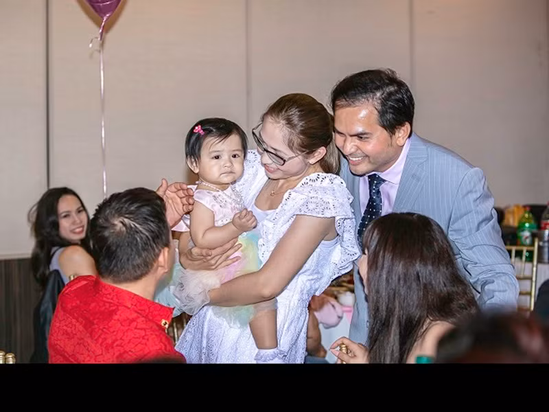 Sau tiệc sinh nhật mừng 1 tuổi của bé Mèo, gia đình Đức Tiến tất bật đi tìm trường để gửi con. Ảnh: Dân Việt