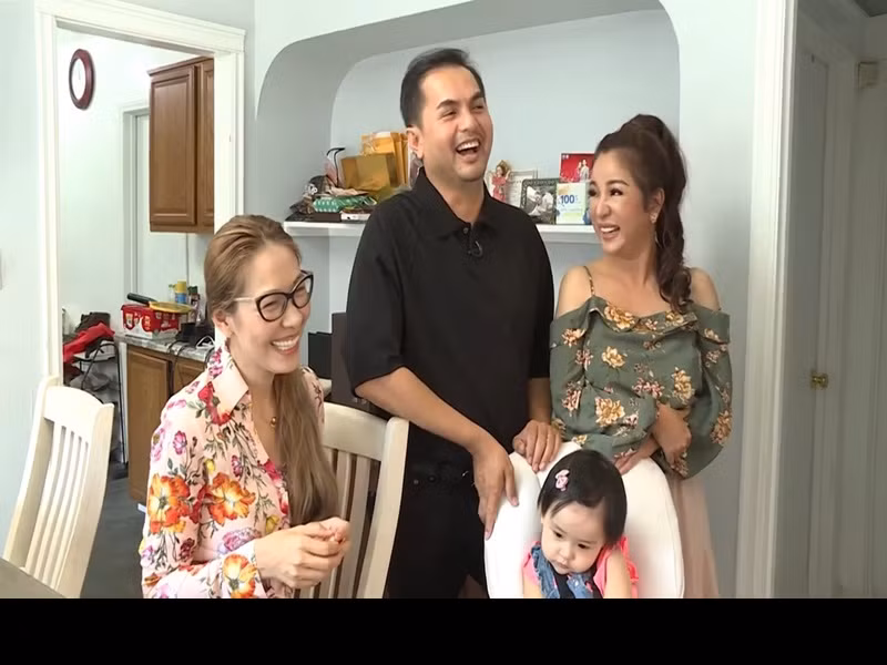 Bình Phương chia sẻ về bí quyết giữ lửa hôn nhân suốt 11 năm qua: “Mỗi buổi sáng người chồng hoặc người vợ đi làm thì mình sẽ nói “Anh yêu em”, “Lái xe cẩn thận” và trao một nụ hôn. Tối về không cần biết ban ngày bận, bức xúc gì thì hãy để qua một bên, khi người đó về mình vẫn tươi cười và trao nụ hôn cuối ngày. Nếu nói không ghen thì là em nói dối, nhưng anh Tiến rất dễ thương, cũng chia sẻ mọi thứ nên không có gì đáng lo”.