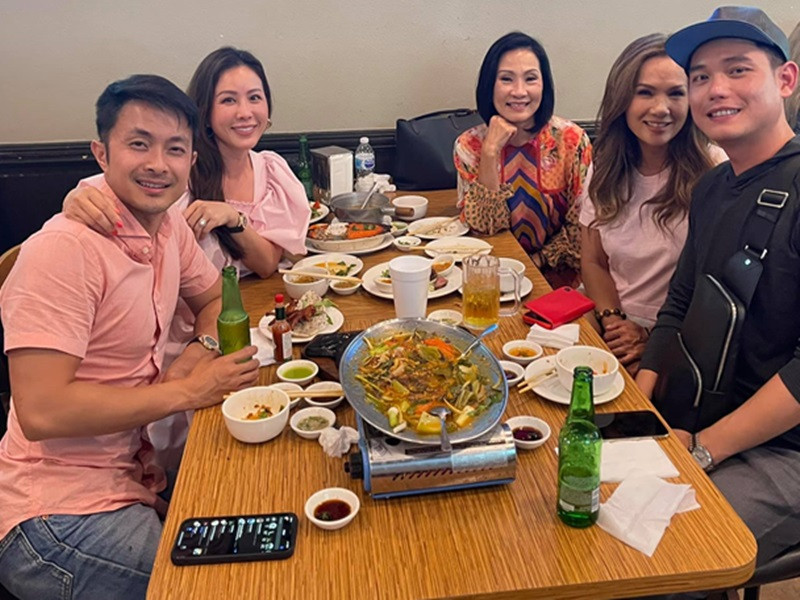 Thu Hoài cùng ông xã Trí Tống gặp gỡ nữ nghệ sĩ Hồng Đào ở Mỹ.